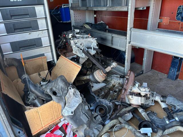 Ford TRANSIT 330 2.0 TDCI L3H2 Trend | 3 Zitplaatsen | Trekhaak | Parkeer Camera | LET OP MOTOR STUK