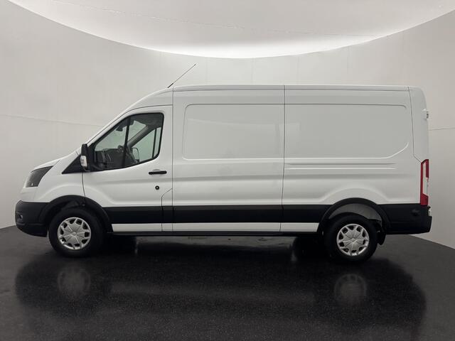 Ford TRANSIT 350 2.0 TDCI L3H2 Trend met o.a. een Trekhaak, Parkeersensoren voor en achter, Verwarmbare voorstoelen, Handmatige regeneratie roetfilter en een Navigatiesysteem