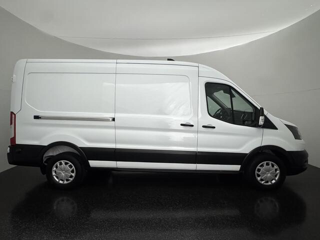 Ford TRANSIT 350 2.0 TDCI L3H2 Trend met o.a. een Trekhaak, Parkeersensoren voor en achter, Verwarmbare voorstoelen, Handmatige regeneratie roetfilter en een Navigatiesysteem