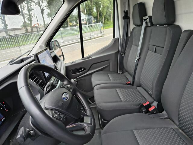 Ford TRANSIT 350 2.0 TDCI 130 pk L3H2 Trend RWD | Trekhaak | Adapt. cruise | 360° Camera | Voorruitverw. | 3-zits | BPM vrij | 4 seiz. banden