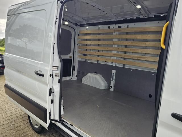 Ford TRANSIT 310 2.0 TDCI L2H2 Trend Achteruitrijcamera | Betimmerde Laadruimte | Trekhaak | Airco | Navigatie | Adaptieve Cruise Control | Stoelverwarming etc.