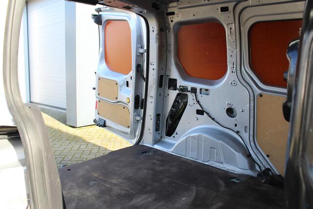 Ford TRANSIT CONNECT 1.5-75pk TDCI L1 Trend. Dames en heren ondernemers, let op: nette bedrijfswagen, goed voor nog jaren veilig en plezierig vervoer ! Airco, telefoonvoorb., trekhaak, imperiaal, laadruimte betimmerd etc.
