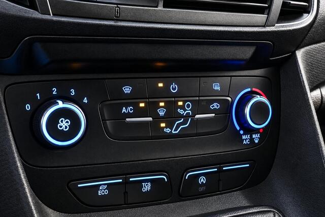Ford TRANSIT CONNECT 1.5 EcoBlue 100PK L2 - Airco - Cruise - Trekhaak - Verw. voorruit - €8.450,- Ex. BTW
