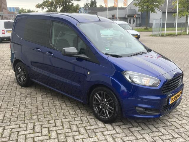 Ford TRANSIT COURIER 1.5 96Pk TDCI Sport / Cruise / Airco / Schuifdeur / Navi / Trekhaak / Lease ¤221,- pm / Apk t/m 20-12-2024