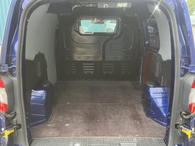 Ford TRANSIT COURIER 1.5 96Pk TDCI Sport / Cruise / Airco / Schuifdeur / Navi / Trekhaak / Lease ¤221,- pm / Apk t/m 20-12-2024