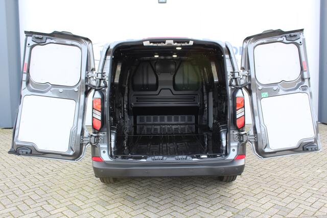 Ford TRANSIT CUSTOM 320 2.0-136pk TDCI L2H1 'Trend'. Overtuig u van de rijkwaliteiten van dit nieuwe model Ford Transit Custom. Camera, LED koplampen, Cruise Control, Aut. Airco, App Connect, Winterpack.