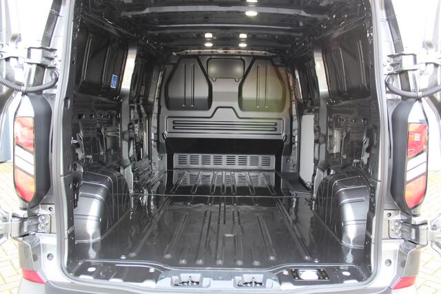 Ford TRANSIT CUSTOM 320 2.0-136pk TDCI L2H1 'Trend'. Overtuig u van de rijkwaliteiten van dit nieuwe model Ford Transit Custom. Camera, LED koplampen, Cruise Control, Aut. Airco, App Connect, Winterpack.