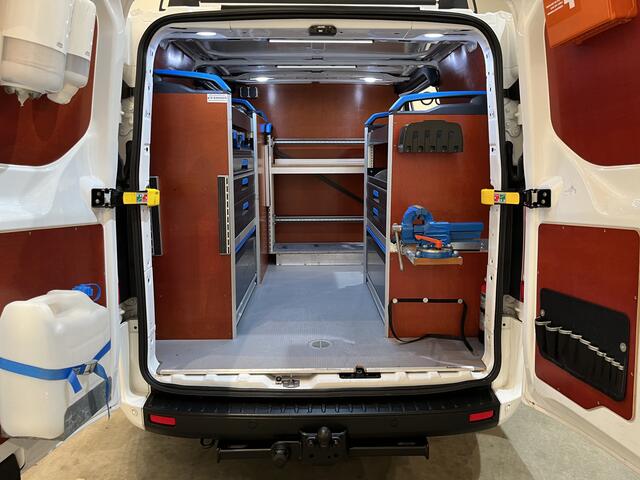 Ford TRANSIT CUSTOM 340 2.0 TDCI L1H1 Trend 130 PK Servicebus / Sortimo Inrichting / Euro 6 / Schuifdeur L + R / 220V. / Airco / Cruise Control / PDC / CarPlay / Trekhaak / Navigatie /