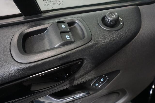 Ford TRANSIT CUSTOM 300 2.0 TDCI L2H1 Limited Dubbele Cabine Airco DAB+ Navi Bluetooth Stoelverwarming 2x Schuifdeur Trekhaak