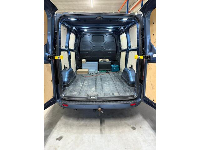 Ford TRANSIT CUSTOM 280 2.0 TDCI 130 PK AUTOMAAT L1H1 Limited | Camera | Adaptieve Cruise Control | BLIS | Lederen bekleding | Trekhaak | Winterpakket | Zijschuifdeur L+R