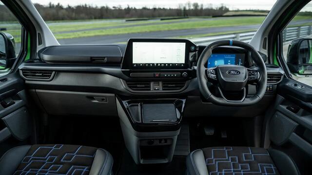Ford TRANSIT CUSTOM 320 2.5 PHEV L2H1 MS-RT DC 233pk | | Dubbele Cabine | Dubbele zijschuifdeur | Inklapbare trekhaak | Navigatie systeem | Adaptieve LED koplampen met verblindingsvrij grootlicht | Bekleding zijwand en achterdeuren (volledig)