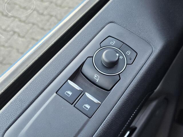 Ford TRANSIT CUSTOM 320 2.5 PHEV L2H1 MS-RT DC 233pk | | Dubbele Cabine | Dubbele zijschuifdeur | Inklapbare trekhaak | Navigatie systeem | Adaptieve LED koplampen met verblindingsvrij grootlicht | Bekleding zijwand en achterdeuren (volledig)