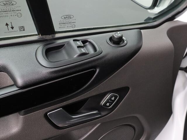 Ford TRANSIT CUSTOM 2.0TDCI 130PK Lang Limited LMV ¤ 1800,-- Meerprijs | Multimedia | 3-Persoons | Airco | Cruise