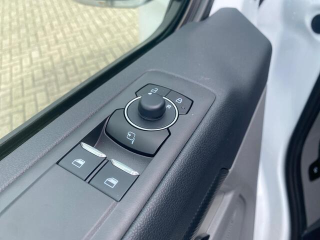 Ford TRANSIT CUSTOM Limited 320 2.5 PHEV L2H1 8-weg verstelbare verwarmbare passagiersstoel | 13 polige trekhaak met Trailer Sway Control | Volwaardig reservewiel | 17 inch lichtmetalen velgen (Carbonised Grey) | AGM accu | PHEV 1-fase oplaadkabel 10m