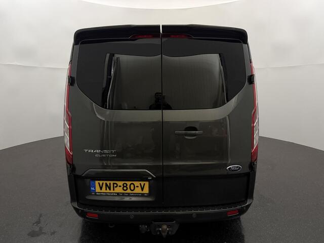 Ford TRANSIT CUSTOM 320 2.0 TDCI L2H1 Platinum Edition met o.a. een trekhaak, dodehoek detectie, elektrisch verwarmbare voorstoelen en een elektrisch verwarmbare voorruit