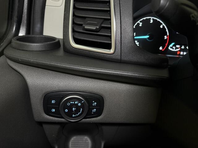 Ford TRANSIT CUSTOM 320 2.0 TDCI L2H1 Platinum Edition met o.a. een trekhaak, dodehoek detectie, elektrisch verwarmbare voorstoelen en een elektrisch verwarmbare voorruit