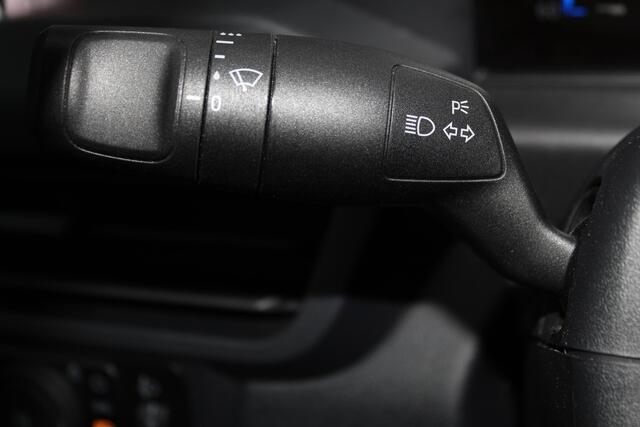 Ford TRANSIT CUSTOM 320 2.0-136 pk TDCI L1H1 Trend. Fabrieksgarantie tot 10-2028 ! Volledige fotoreportage volgt z.s.m. Adapt. Cruise Cntrl, Navigatie, Camera, PDC V+A, Apple Carplay/Android auto, LED verl., Laadruimte bekleed, Bijrijdersbank, Spiegel-, stoel en voorraamverw