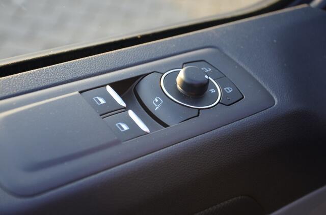 Ford TRANSIT CUSTOM 300 2.0 TDCI L2H1 Limited