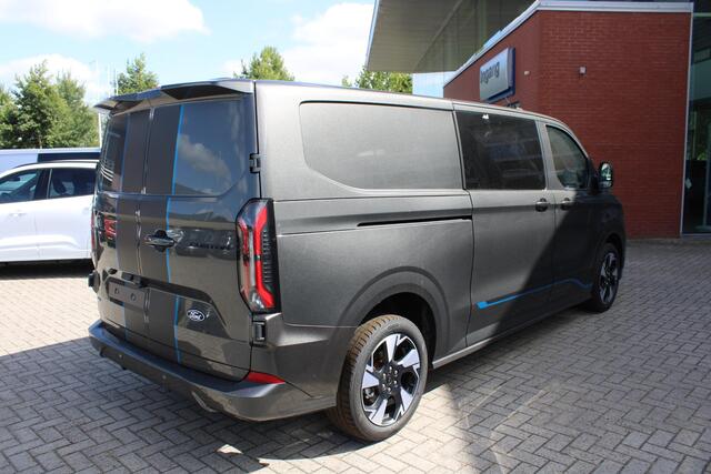 Ford TRANSIT CUSTOM 320 2.5 PHEV L2H1 Sport DC | 233pk | Dubbele Cabine | Dubbele zijschuifdeur | Inklapbare trekhaak | 19 inch lichtmetalen Sport velgen (mat zwart) | Verwarmbaar stuurwiel | Navigatie systeem