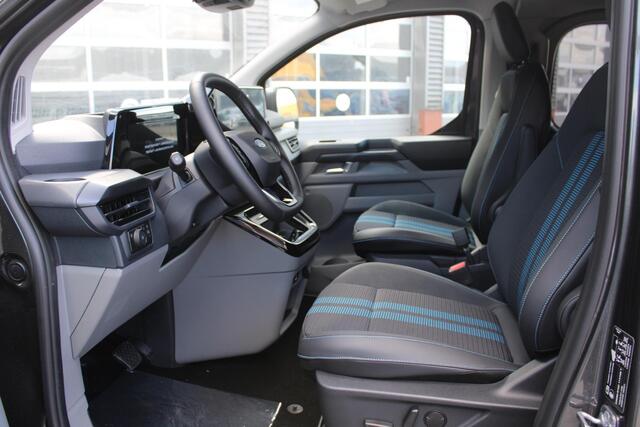 Ford TRANSIT CUSTOM 320 2.5 PHEV L2H1 Sport DC | 233pk | Dubbele Cabine | Dubbele zijschuifdeur | Inklapbare trekhaak | 19 inch lichtmetalen Sport velgen (mat zwart) | Verwarmbaar stuurwiel | Navigatie systeem