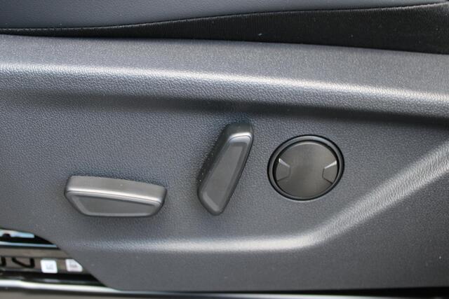 Ford TRANSIT CUSTOM 320 2.5 PHEV L2H1 Sport DC | 233pk | Dubbele Cabine | Dubbele zijschuifdeur | Inklapbare trekhaak | 19 inch lichtmetalen Sport velgen (mat zwart) | Verwarmbaar stuurwiel | Navigatie systeem