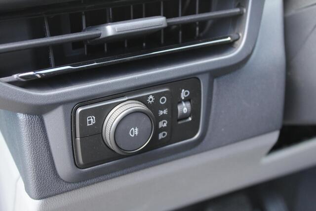 Ford TRANSIT CUSTOM 320 2.5 PHEV L2H1 Sport DC | 233pk | Dubbele Cabine | Dubbele zijschuifdeur | Inklapbare trekhaak | 19 inch lichtmetalen Sport velgen (mat zwart) | Verwarmbaar stuurwiel | Navigatie systeem