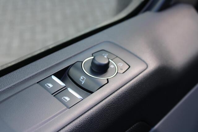 Ford TRANSIT CUSTOM 320 2.5 PHEV L2H1 Sport DC | 233pk | Dubbele Cabine | Dubbele zijschuifdeur | Inklapbare trekhaak | 19 inch lichtmetalen Sport velgen (mat zwart) | Verwarmbaar stuurwiel | Navigatie systeem