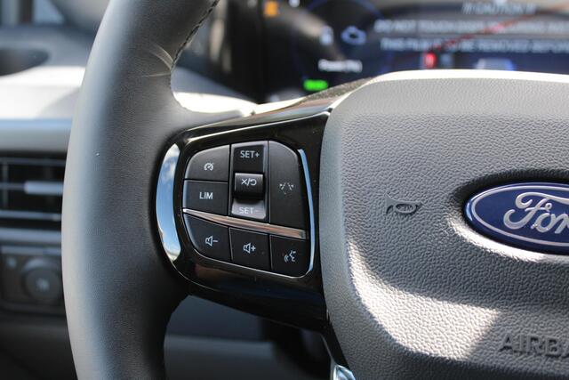 Ford TRANSIT CUSTOM 320 2.5 PHEV L2H1 Sport DC | 233pk | Dubbele Cabine | Dubbele zijschuifdeur | Inklapbare trekhaak | 19 inch lichtmetalen Sport velgen (mat zwart) | Verwarmbaar stuurwiel | Navigatie systeem