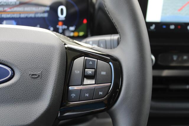 Ford TRANSIT CUSTOM 320 2.5 PHEV L2H1 Sport DC | 233pk | Dubbele Cabine | Dubbele zijschuifdeur | Inklapbare trekhaak | 19 inch lichtmetalen Sport velgen (mat zwart) | Verwarmbaar stuurwiel | Navigatie systeem