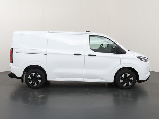 Ford TRANSIT CUSTOM E-Transit 320 | L1 H1 | TREND | 65 kWh | 328 KM RANGE | CLIMATE CONTROL | CARPLAY / ANDROID AUTO | STOELVERWARMING | SPIEGEL VERWARMING | ACHTERUITRIJCAMERA | VOORRUITVERWARMING | LAADRUIMTE PAKKET | VOORBEREIDING 2300 KG TREKHAAK
