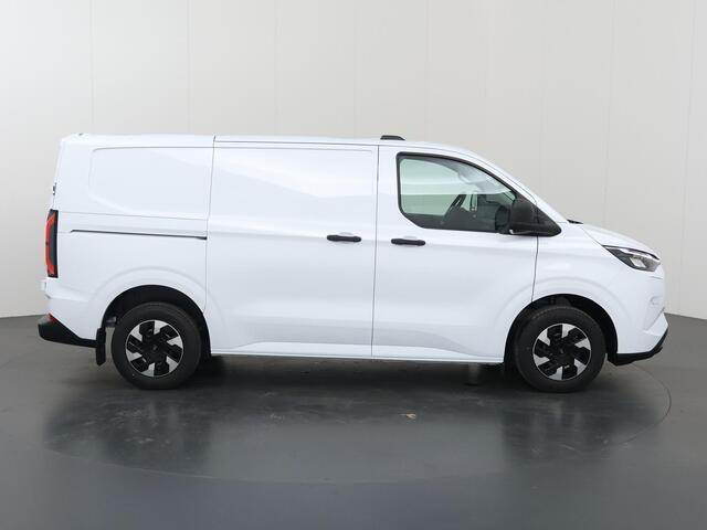 Ford TRANSIT CUSTOM E-Transit 320 | L1 H1 | TREND | 65 kWh | 328 KM RANGE | CLIMATE CONTROL | CARPLAY / ANDROID AUTO | STOELVERWARMING | SPIEGEL VERWARMING | ACHTERUITRIJCAMERA | VOORRUITVERWARMING | LAADRUIMTE PAKKET | VOORBEREIDING 2300 KG TREKHAAK