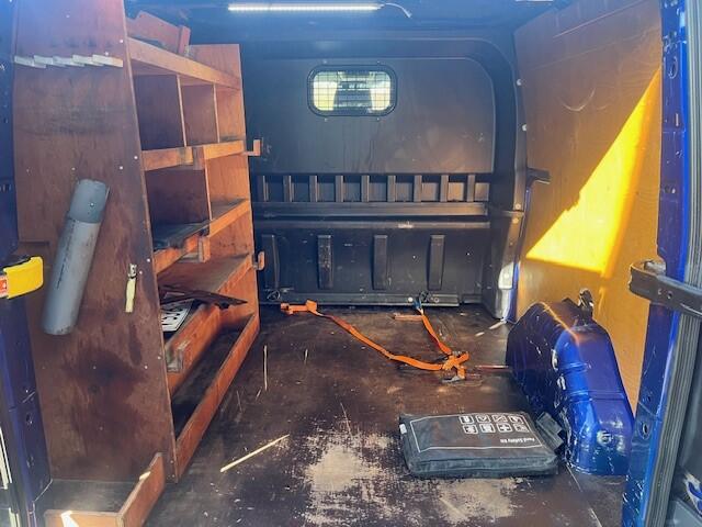 Ford TRANSIT CUSTOM 340 2.0 TDCI L2H1 Trend DC 5 P EURO 6 / AIRCO /CRUISE/ NAP GAR ¤ 9946 EXCL Auto in nette staat dealer onderhouden voorzien van luxe ideale werk bus afleverpakket en garantie naar keuze