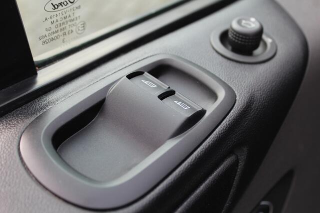 Ford TRANSIT CUSTOM 300 2.0-130PK TDCI L1H1 Trend AUTOMAAT ! Erg nette Transit Custom automaat ! Achterdeuren, Schuifdeur L+R, PDC V+A, Camera, Bijrijdersbank, Stoel- en voorraamverwarming, flitslichten v+a en dak