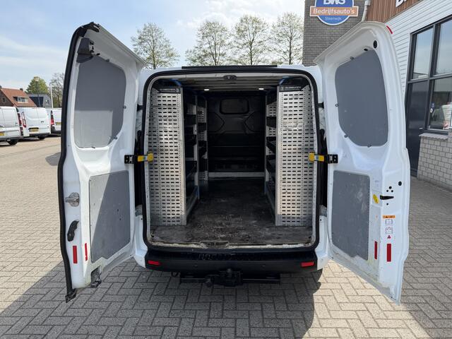 Ford TRANSIT CUSTOM 300 2.0 TDCI 130pk L2H1 Trend / vaste prijs rijklaar ¤ 17.950 ex btw / ingerichte laadruimte / euro 6 / bpm vrij / trekhaak 2800 kg / airco / cruise / navigatie / camera !