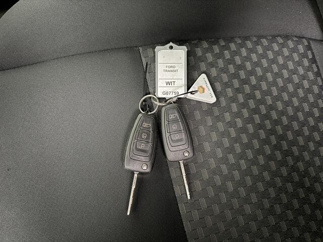 Ford TRANSIT CUSTOM 2.0TDCi 130PK Lang | 2800Kg Trekhaak | Multimedia | Airco | Cruise | 3-Zits