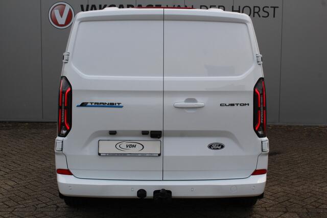 Ford TRANSIT CUSTOM E-Transit ELEKTRISCH 320 L2H1 Limited 65 kWh 218 pk Meerprijs 17" lichtmetalen wielen ¤. 1.500,- Autm. airco, stoel-, spiegel- en voorraamverw., camera, trekhaak, cruise cntrl, navigatie by Apple Carplay/ Android auto, telefoonvoorb., LED verl. etc.