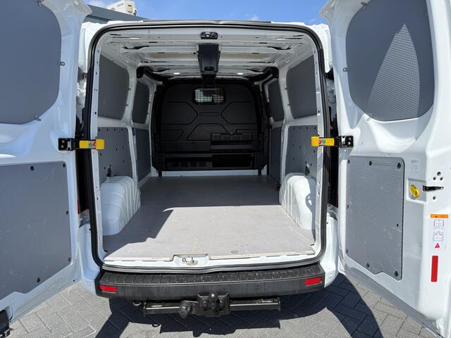 Ford TRANSIT CUSTOM 2.0 TDCI 130 PK / L2H1 / AUTOMAAT / TREKHAAK / AIRCO / CRUISE / CAMERA / 3-ZITS / LED / STOEL -EN VOORRUIT VERWARMING