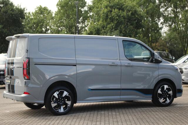Ford TRANSIT CUSTOM E-Transit 320 L1H1 Sport | 71kWh | 160kW/218pk | Trekgewicht 2300kg | Stoel+Stuurverw. | Camera | Carplay/Android | Lease 753,- p/m