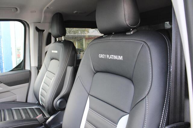 Ford TRANSIT CUSTOM 320 2.5 PHEV L2H1 Grey Platinum DC | Dubbele Cabine | Rijklaar | Dubbele zijschuifdeur | Dual-zone automatische airconditioning | Privacy glass | Groot middenconsole | Trekhaakvoorbereiding | Centrale dubbele vergrendeling | Driver Assistent Pack Ultimate | Verwarmbaar stuurwiel | 2 AGM accus | PHEV 1-fase oplaadkabel 10m | Vehicle Integration System