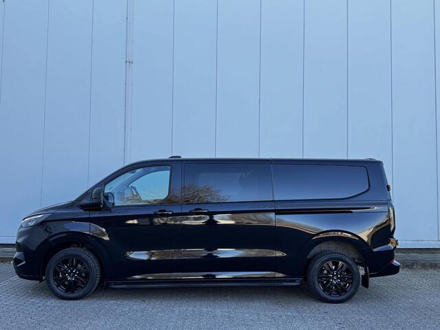 Ford TRANSIT CUSTOM 320 2.5 PHEV | L2 H1 | BLACK PLATINUM | DUBBEL CABINE | TREKHAAK | 360 CAMERA | ADAPTIEVE CRUISE | LEDEREN BEKLEDING | TREEPLANKEN | DUBBELE ZIJSCHUIFDEUREN | BOM VOL | €47.650 EX. BTW
