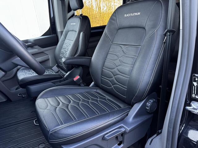 Ford TRANSIT CUSTOM 320 2.5 PHEV | L2 H1 | BLACK PLATINUM | DUBBEL CABINE | TREKHAAK | 360 CAMERA | ADAPTIEVE CRUISE | LEDEREN BEKLEDING | TREEPLANKEN | DUBBELE ZIJSCHUIFDEUREN | BOM VOL | €47.650 EX. BTW
