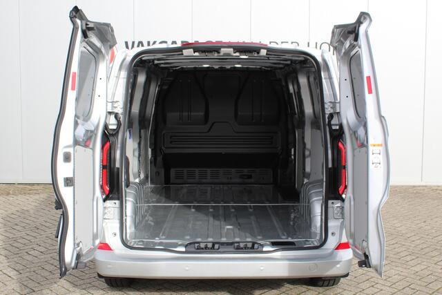Ford TRANSIT CUSTOM E-Transit 340 L2H1 Limited 71 kWh. Vol elektrisch ! De nieuwe E-Transit Custom is klaar voor de toekomst ! Airco, navigatie, telefoonvoorb., 17" LM wln (meerprijs), 3-zits, camera, parkeersensoren, LED verl., stoel-, stuur-, spiegel- en voorraamverwarming etc.