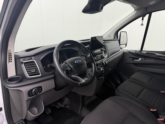 Ford TRANSIT CUSTOM 2.0TDCI 130PK Lang Limited | Imperiaal | Trekhaak | Navigatie | Camera | Multimedia | Airco | Cruise | 3-Zits | Betimmering
