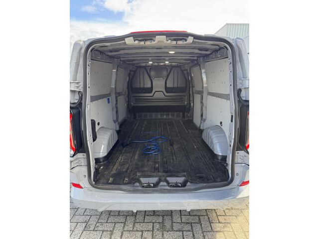Ford TRANSIT CUSTOM E-Transit 320 L2H1 Sport 65 kWh 218pk | Demo | Driver Assistance Pack | Wegklapbare Trekhaak | Stuurwiel verwarming | Stoel verwarming | 2.300kg Trekgewicht