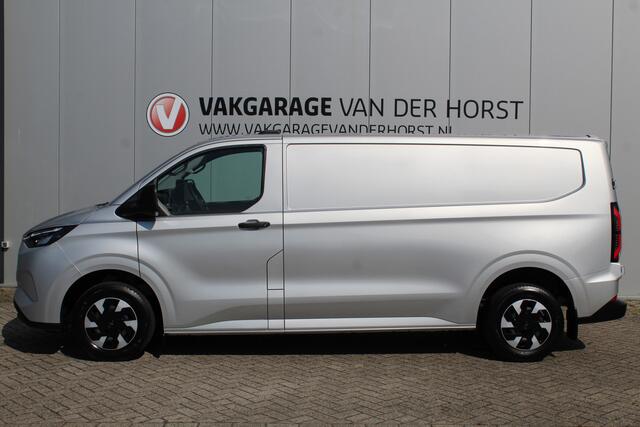Ford TRANSIT CUSTOM E-Transit 340 L2H1 Trend 71 kWh ELEKTRISCH ! Apple Carplay, Camera, Cruise Control, Metallic lak, Winter pakket: Stoel-, Stuur- en Voorraamverw., verwarming, Van € 46.340,- nu voor € 37.950,-