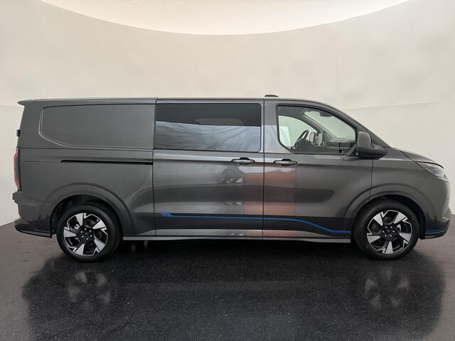 Ford TRANSIT CUSTOM 320 2.5 PHEV L2H1 Sport DC met o.a. uniek sport interieur, 19 inch lichtmetalen velgen, een trekhaak, een achteruitrijcamera en verwarmbare voorstoelen en stuurwiel