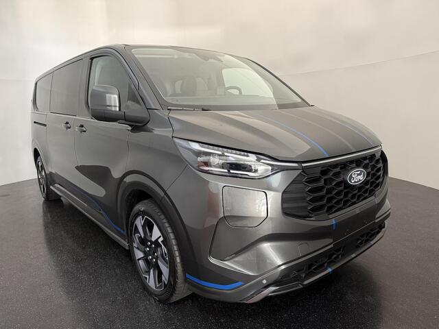 Ford TRANSIT CUSTOM 320 2.5 PHEV L2H1 Sport DC met o.a. uniek sport interieur, 19 inch lichtmetalen velgen, een trekhaak, een achteruitrijcamera en verwarmbare voorstoelen en stuurwiel