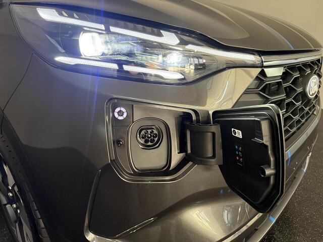 Ford TRANSIT CUSTOM 320 2.5 PHEV L2H1 Sport DC met o.a. uniek sport interieur, 19 inch lichtmetalen velgen, een trekhaak, een achteruitrijcamera en verwarmbare voorstoelen en stuurwiel