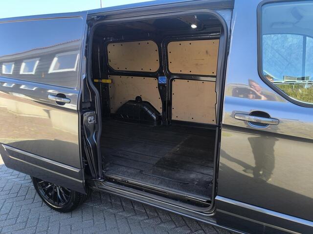 Ford TRANSIT CUSTOM 320 2.0 TDCI L1H1 Limited 130PK euro6, Stoel verwarming, carplay, trekhaak, LM velgen, airco en cruise control, nette bedrijfs bus rook vrij.