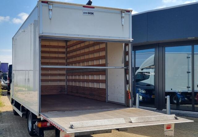 Fuso CANTER 3C13 3.0 DI 340 4x2 3,5t | AUTOMAAT | 1e Eigenaar | NL AUTO | Nette Staat | Nieuwe APK | D Hollandia Citybox met Laadklep | Automatische Airco | Achteruitrijcamera | Chauffeurstoel met horizontaalvering | Sleutels met Afstandsbediening | Verwarmde Spiegel